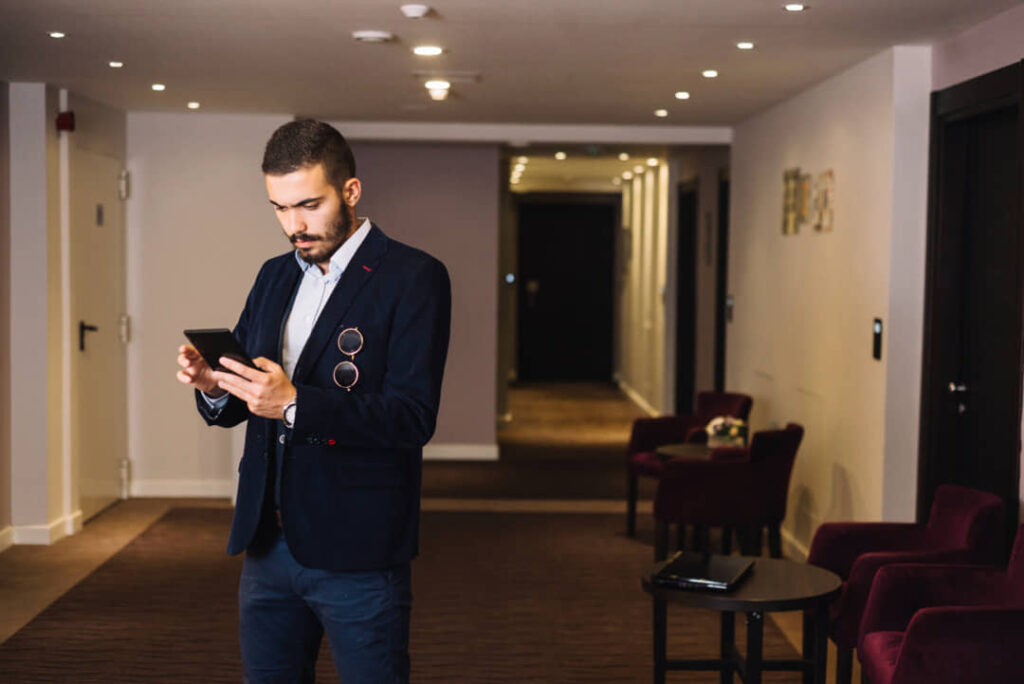 Imagen de una persona en un hotel que lleva a acabo estrategias de digitalización.