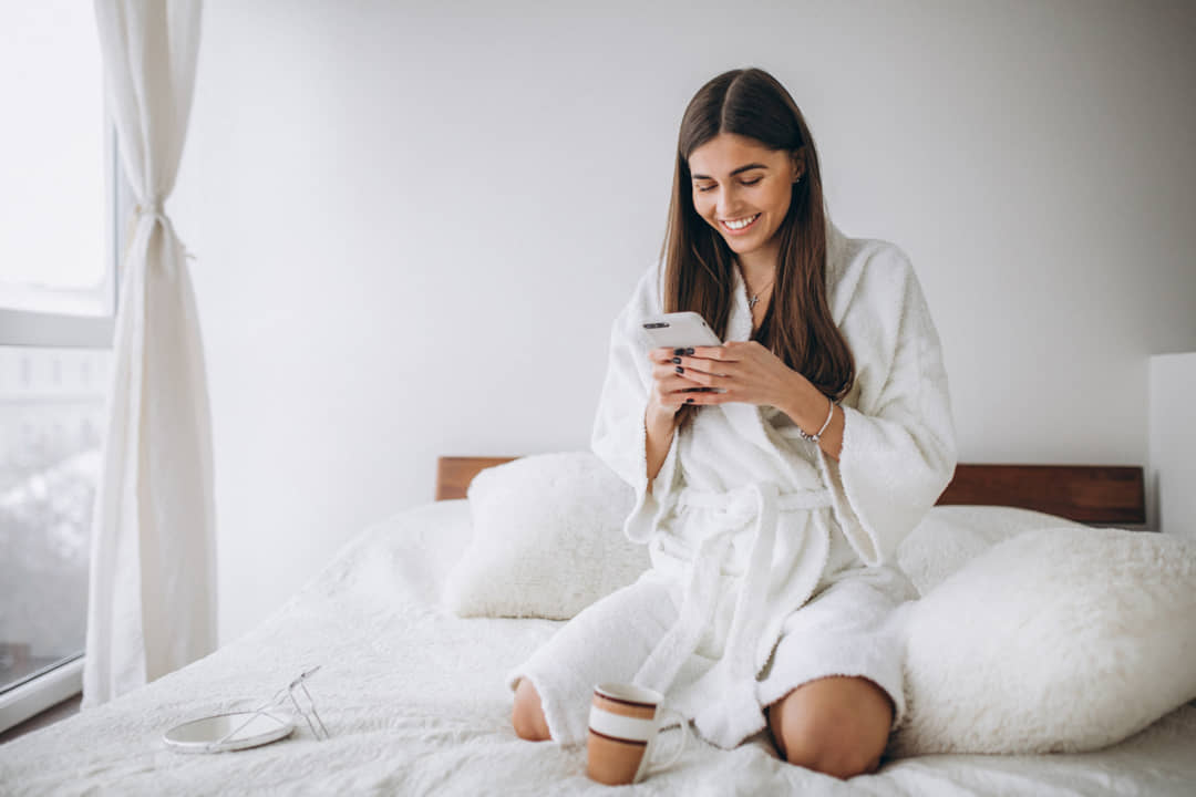 Imagen de una mujer utilizando las redes sociales en un hotel.