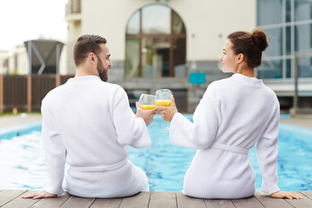 Imagen de dos clientes en un hotel disfrutando en la piscina.