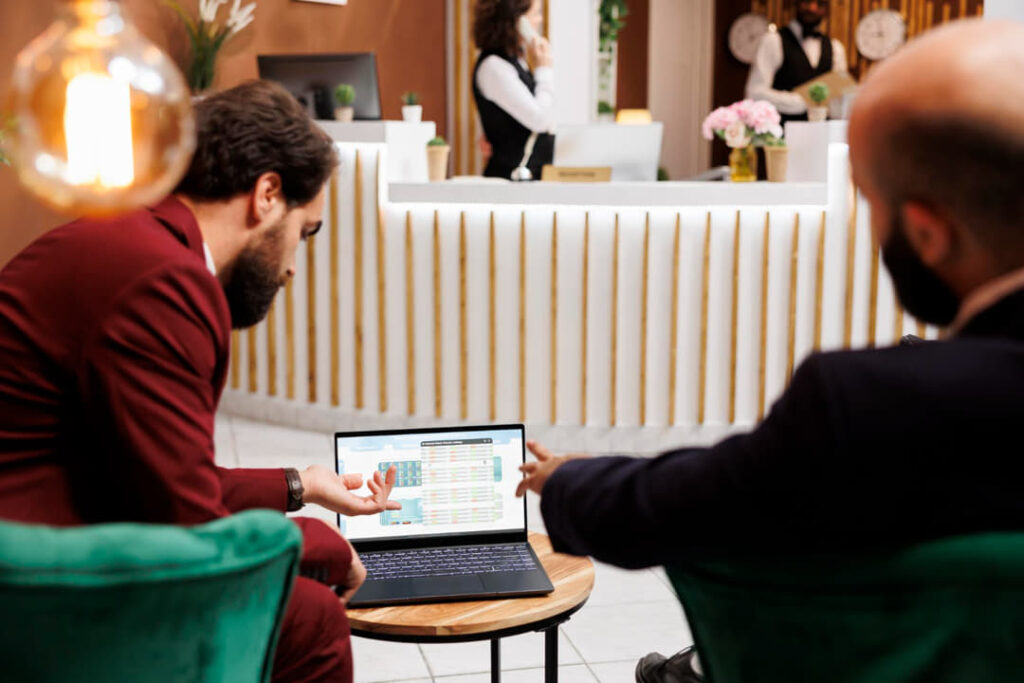 Imagen de dos hombres realizando estrategias de marketing digital para hoteles.